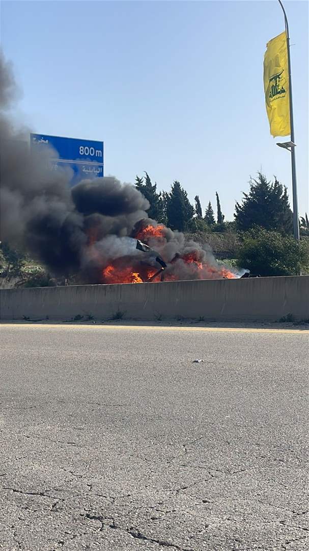 بالفيديو.. استهداف سيارة في غارة على طريق الصرفند - انصارية