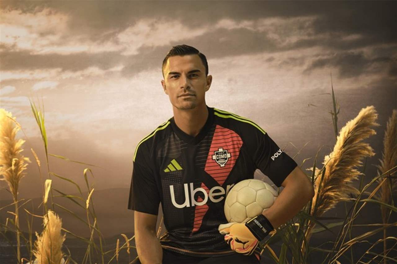 فيديو - انفجار مفرقعة يصيب الحارس ويقطع أصابع المشجع 