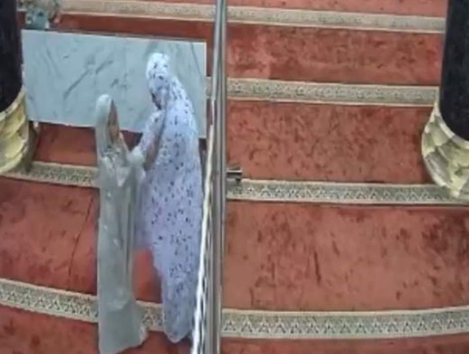 مزاح في المسجد يتسبب بكارثة - شاهد الفيديو