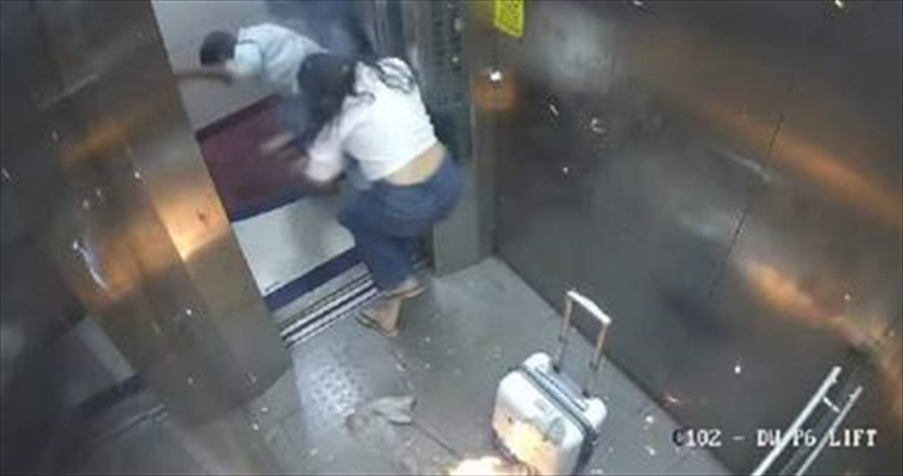 لحظة إنفجار بالونات الغاز في المصعد (فيديو)