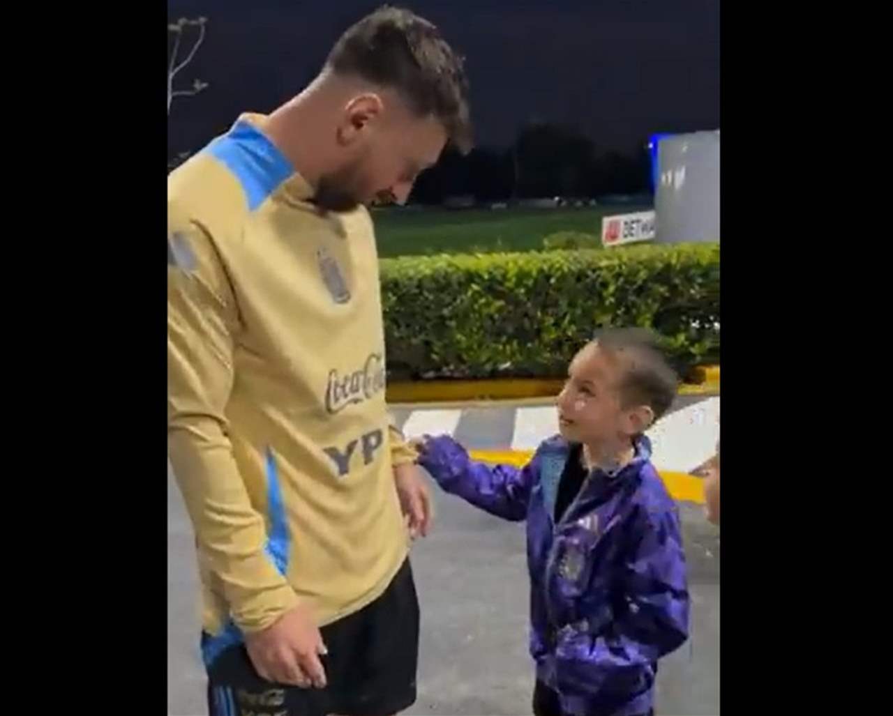 فيديو - ميسي لطفل يحتفل بطريقة غريبة: أنت مجنون!!