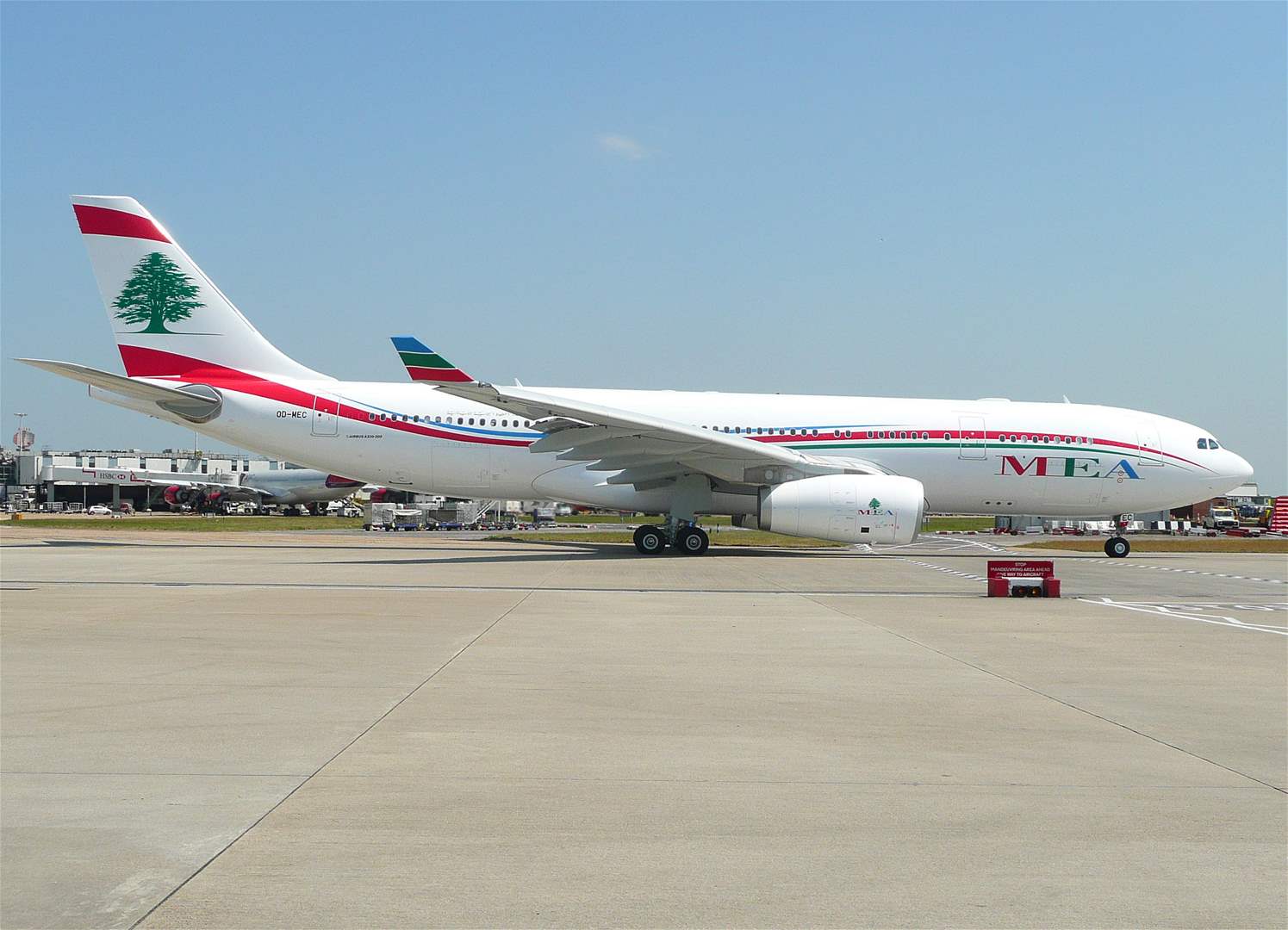 بعد دقائق من إقلاعها.. طائرة تعود إلى مطار بيروت