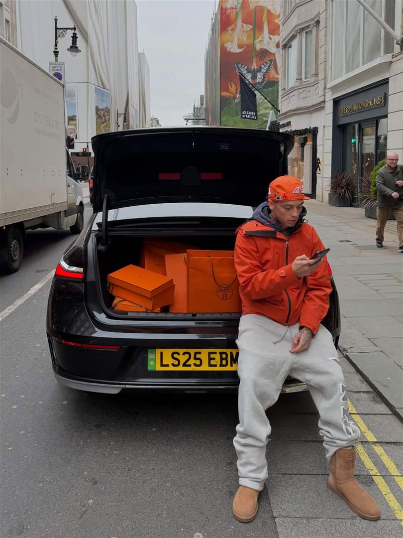 الرابر البريطاني " سنترال سي " يعلن اعتناقه الإسلام وينطق الشهادة في بث مباشر