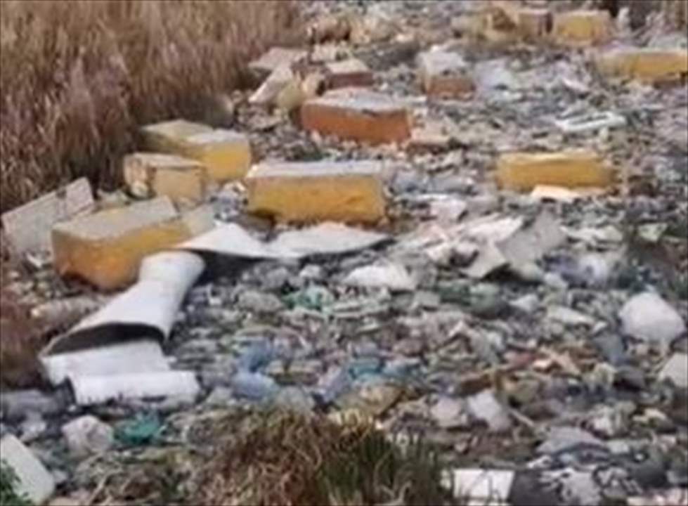 برادات وادوات كهربائية عائمة في نهر الغزيل - شاهد الفيديو