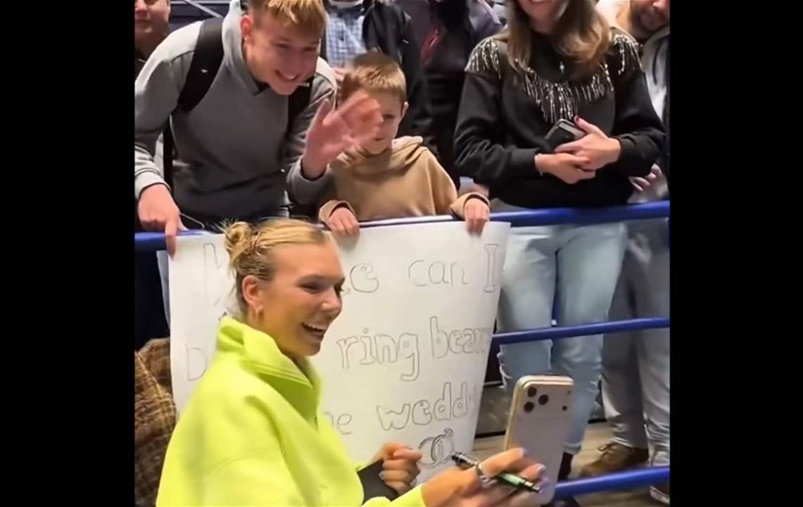 فيديو - الولد طلب حمل الخاتم ففتحت "مباشر" مع خطيبها