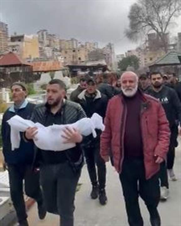 مشهد مبكي من تشييع ضحايا انهيار مبنى باب التبانة – طرابلس (شاهد الفيديو) 