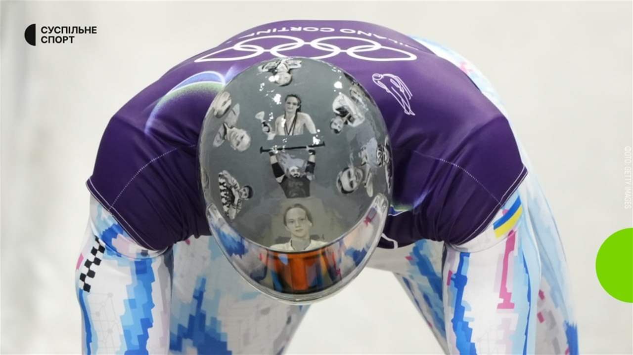 ارتدى خوذة حملت صور زملائه القتلى في الحرب