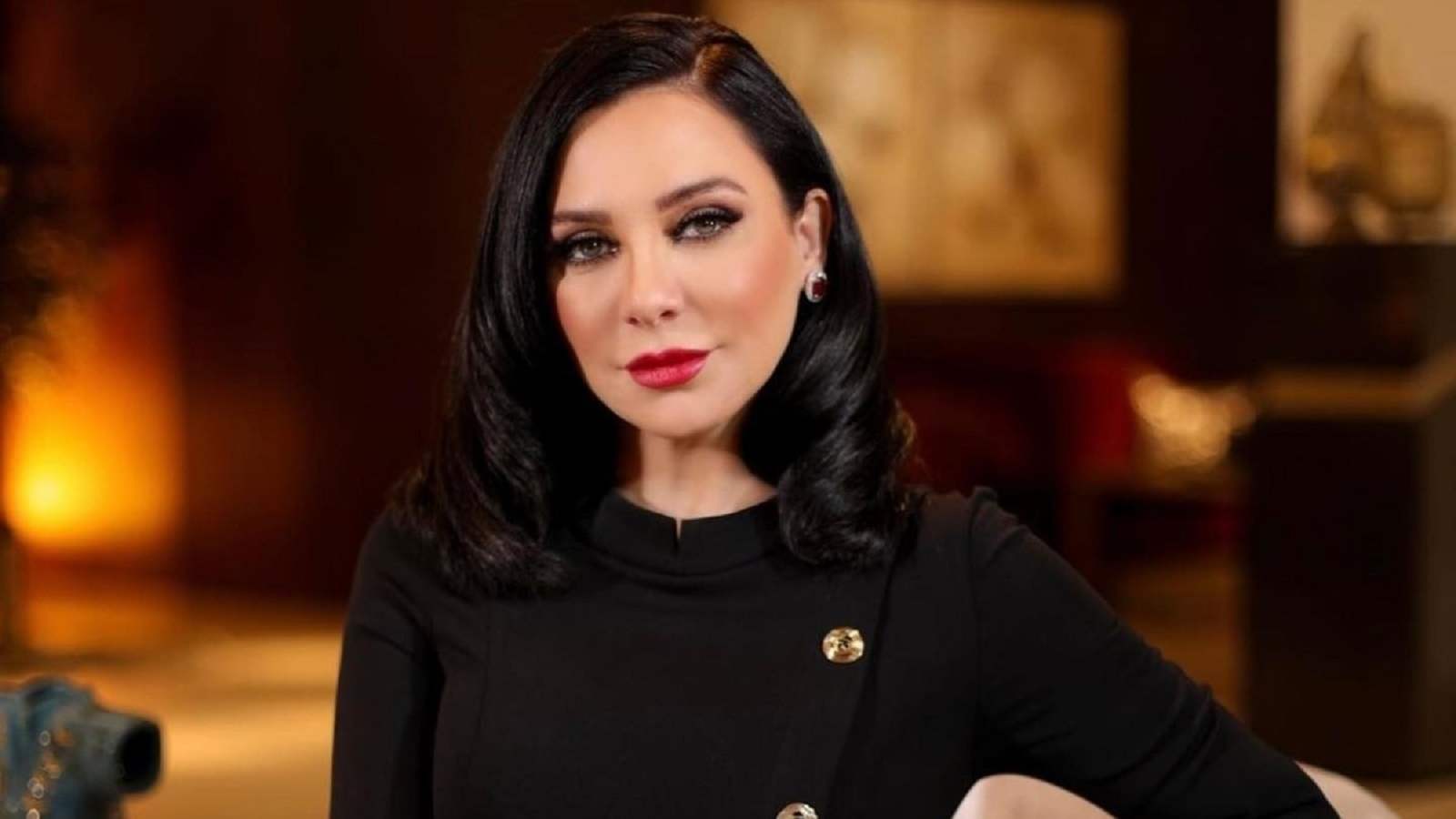 سلاف فواخرجي تثير جدلاً واسعاً بعد ظهورها بالحجاب في إيران واتهامات بازدواجية المعايير