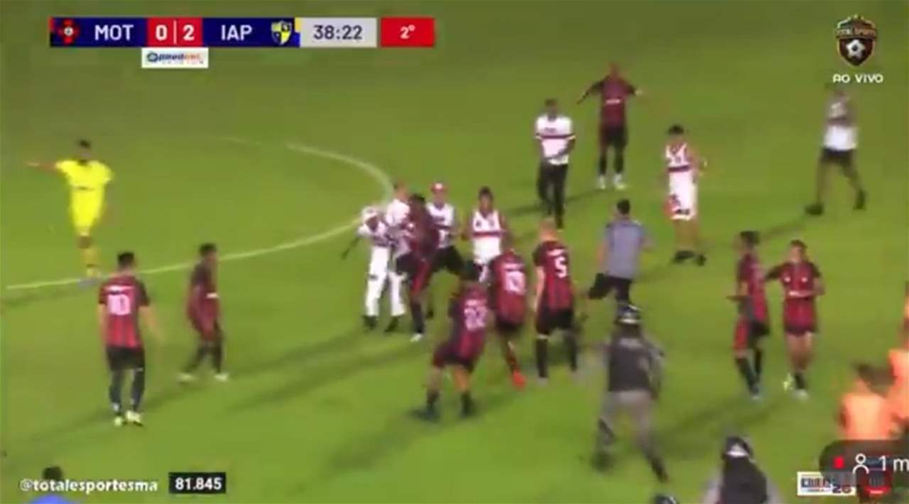 فيديو - لم ترقهم النتيجة فاقتحموا الميدان وانهالوا لكماً على اللاعبين