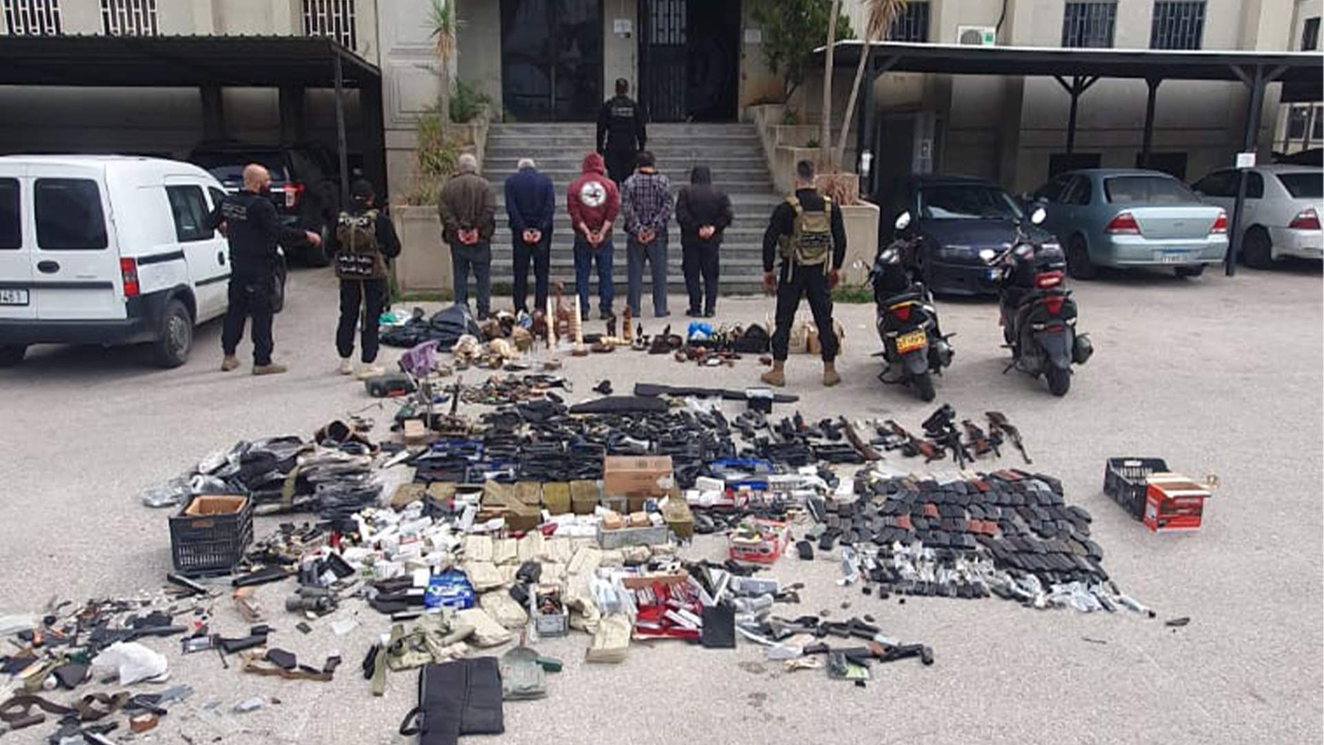 في الشياح.. القوى الأمنية تداهم شقتين وتضبط أسلحة حربية (صورة)