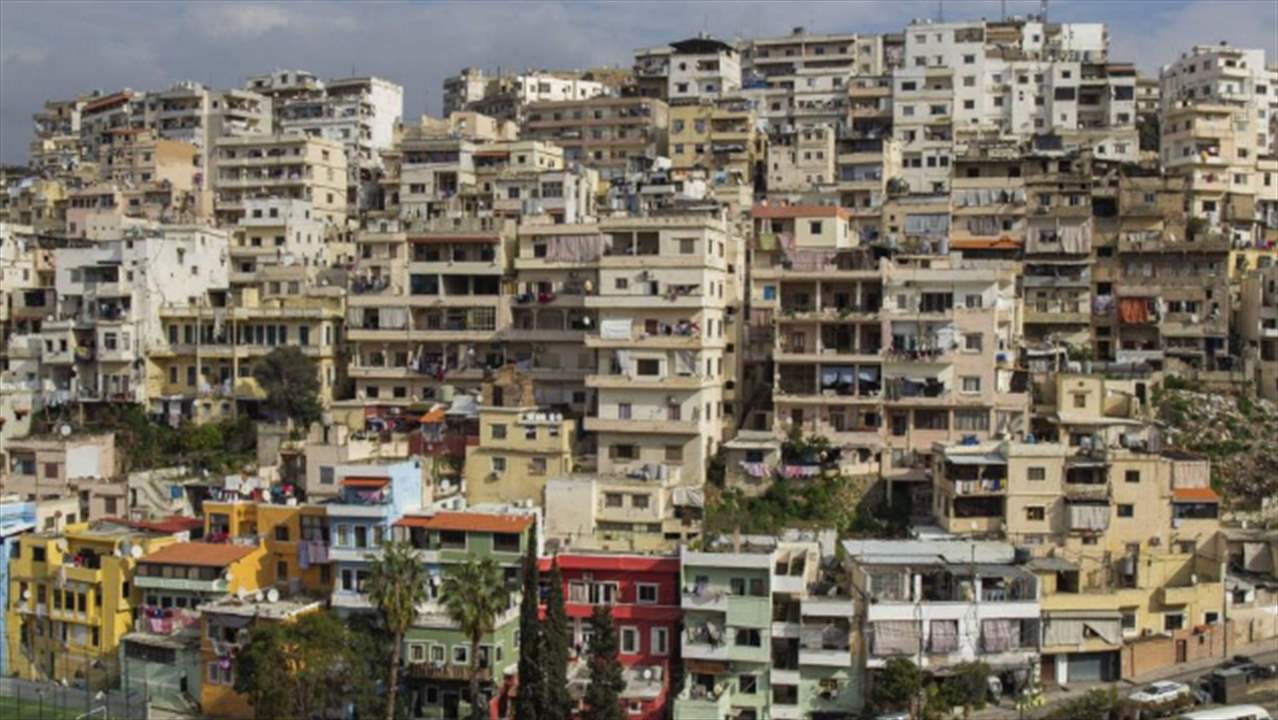 قبيل هدم المبنى.. مواطن يهدد بحرق نفسه (شاهد الفيديو) 