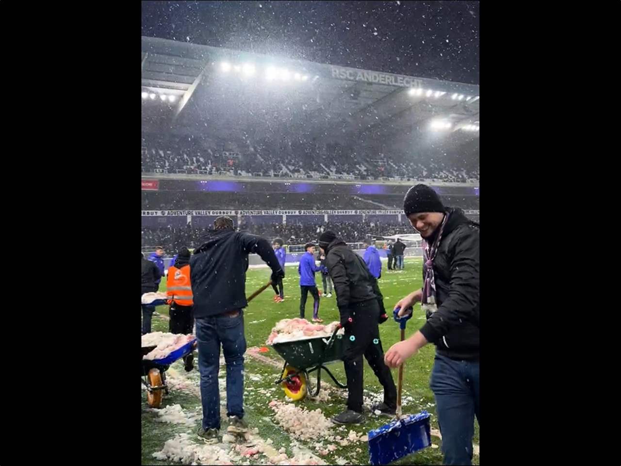 فيديو - الجماهير تشارك في إزالة الثلوج تمهيداً لمباراة أندرلخت