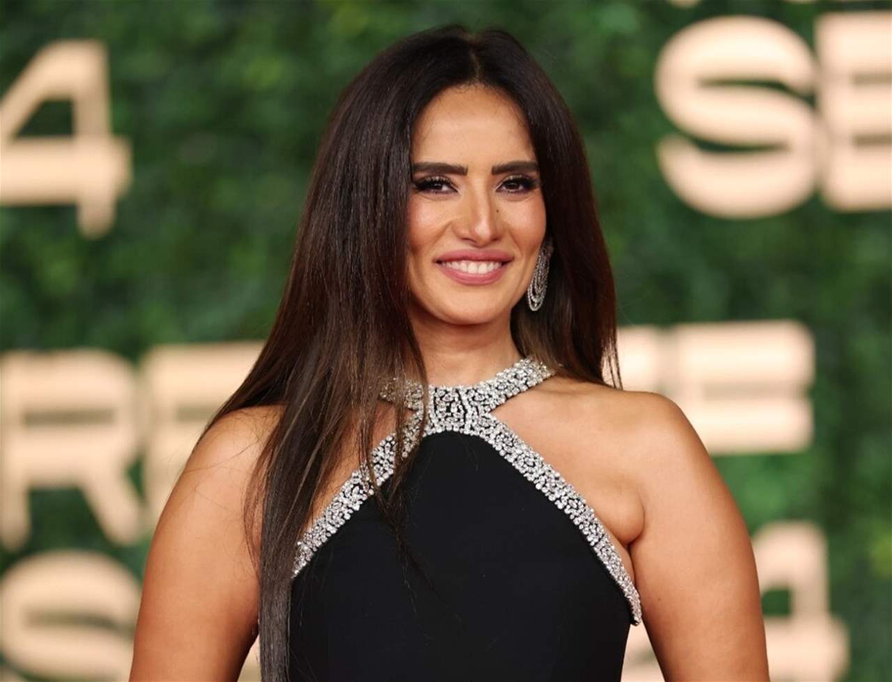 زينة تكشف وجهي توأمها لأول مرة