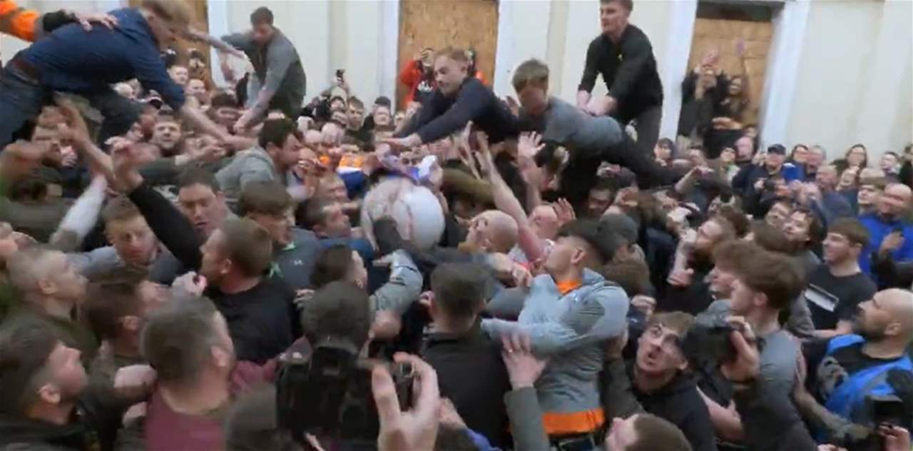 فيديو - تقاليد عمرها قرون، الآلاف يتنافسون على كرة أثيرستون" 