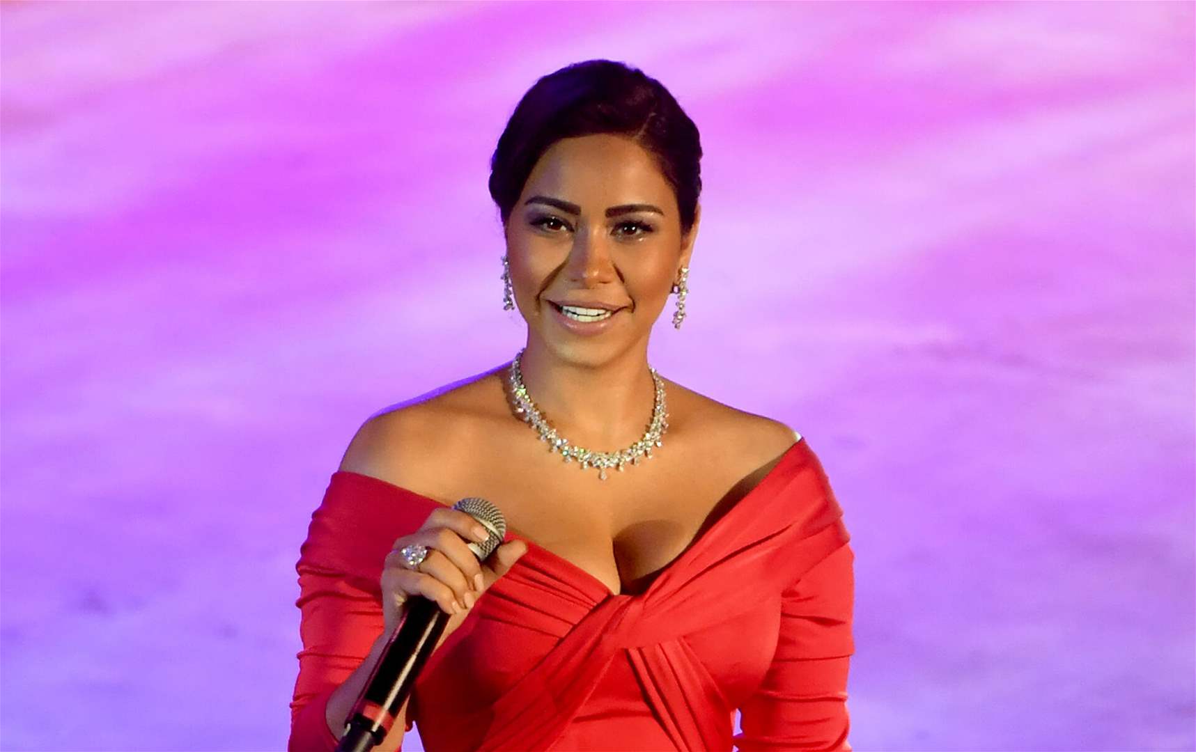 غياب شيرين عبد الوهاب عن جلسة عائلية يثير قلق الجمهور على صحتها 