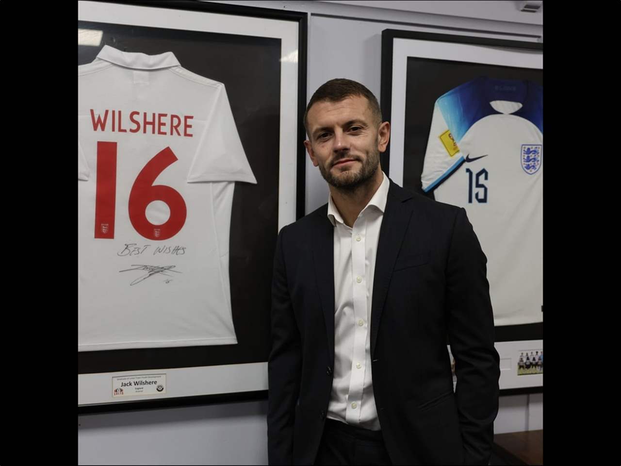 فيديو - المدرب يصطدم بالجماهير بعد تعادل قاتل