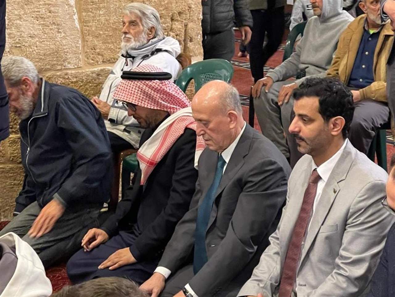 السفير السعودي وليد بخاري يؤدي صلاة التراويح في طرابلس (صورة)