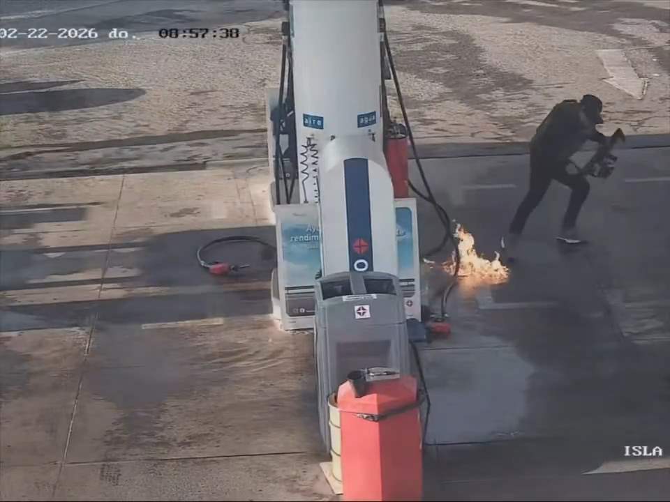 اقتحموا المحطة وأحرقوها (فيديو)