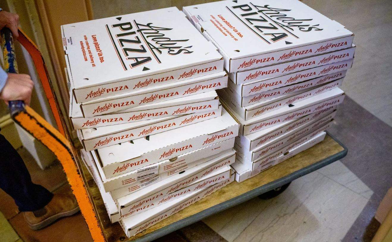 مع تزايد احتمالات ضرب إيران.. عودة الحديث عن "مؤشر البيتزا"!