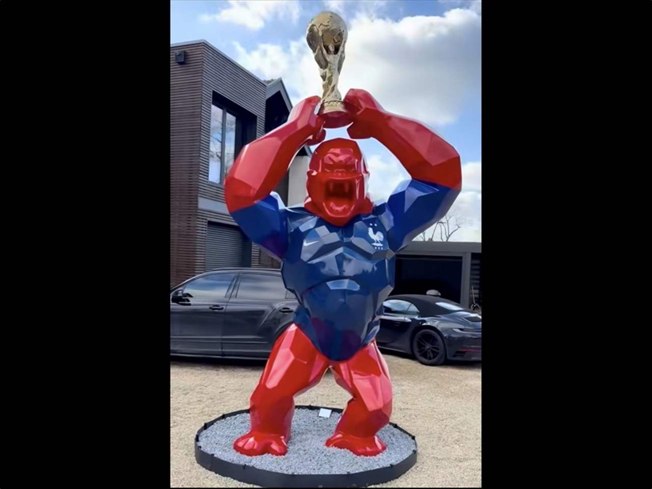 غوريلا عملاقة في منزل لوكاس هرنانديز