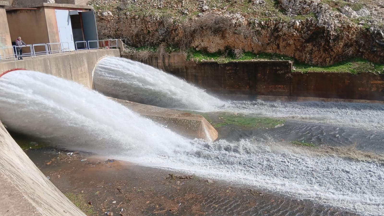 سدّ الزرارية في الجنوب.. غزارة ملحوظة في تدفق المياه (فيديو)