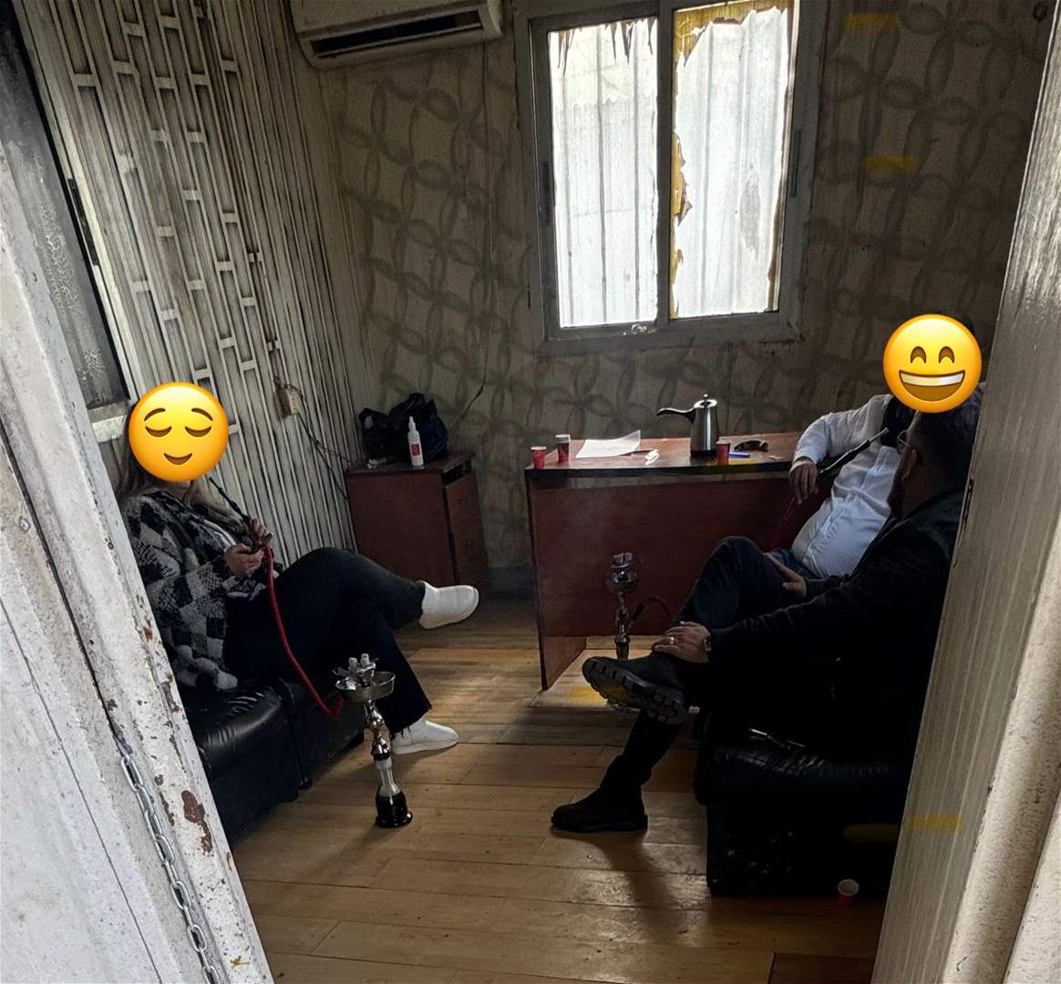 في الجمارك.. أرغيلة وقهوة!