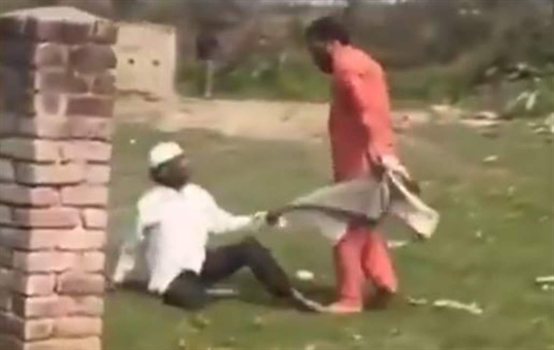 بالفيديو - مسلم يتعرض للضرب بسبب صلاته