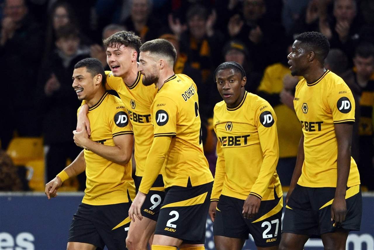 فيديو - لاعبو ولفرهامبتون احتفلوا بجنون بفوزهم على أستون فيلا 