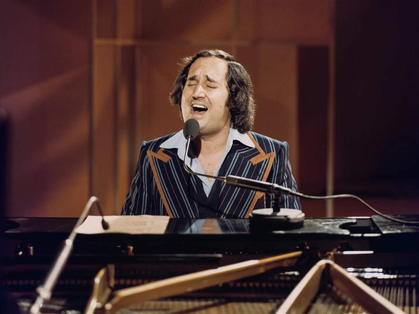 وفاة أسطورة "البيانو والغناء" نيل سيداكا عن 86 عاما