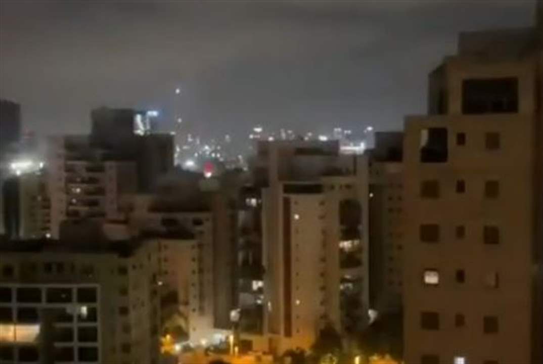 لحظة سقوط صاروخين إيرانيين على تل أبيب - شاهد الفيديو
