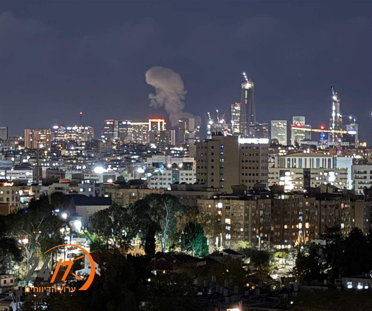 إعلام اسرائيلي: سقوط 3 صواريخ في تل ابيب (صورة)