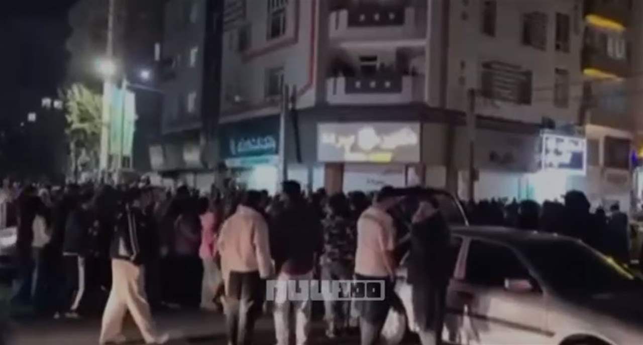  رويترز نقلًا عن شهود عيان: احتفالات في طهران بعد إعلان ترامب وفاة خامنئي (فيديو)