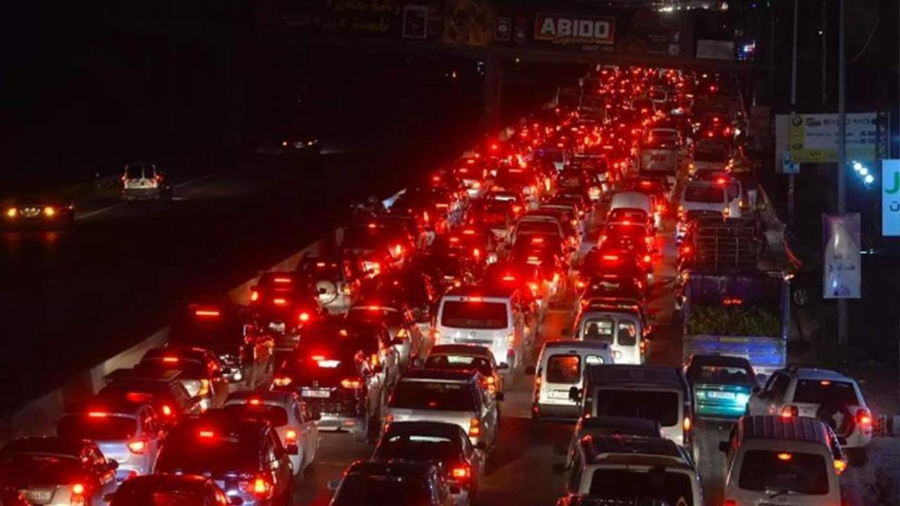 20 ساعة من معاناة النزوح.. نائب يناشد