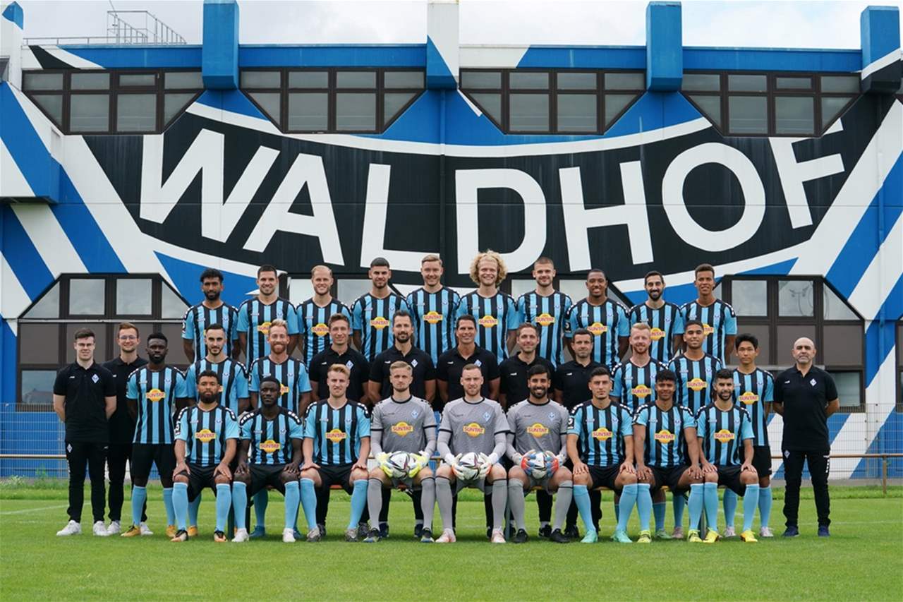 فيديو - اشتباك بين الجمهور ورجال الأمن