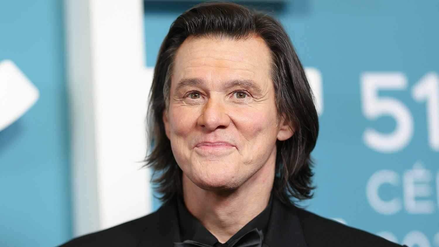 جيم كاري يشعل الجدل في باريس... هل تعرّض للاستنساخ؟