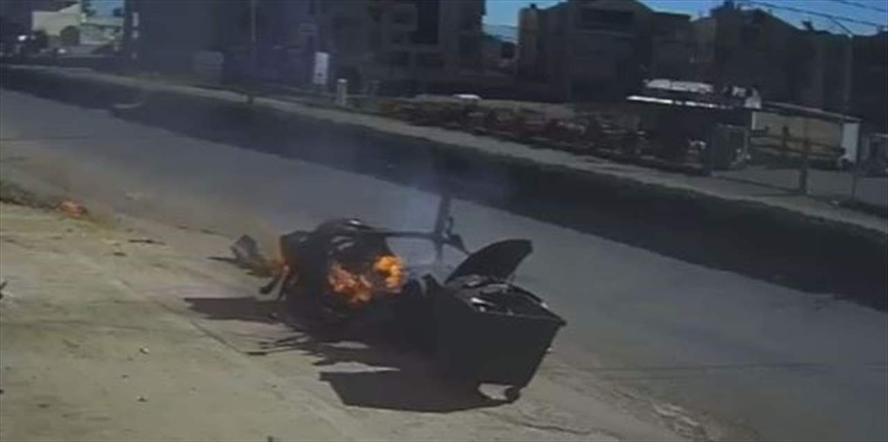 شاهد لحظة استهداف سيارة على اوتوستراد زحلة