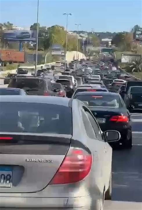 المشهد على طريق الحازمية بعد التهديد الإسرائيلي الواسع للضاحية الجنوبية (شاهد الفيديو) 