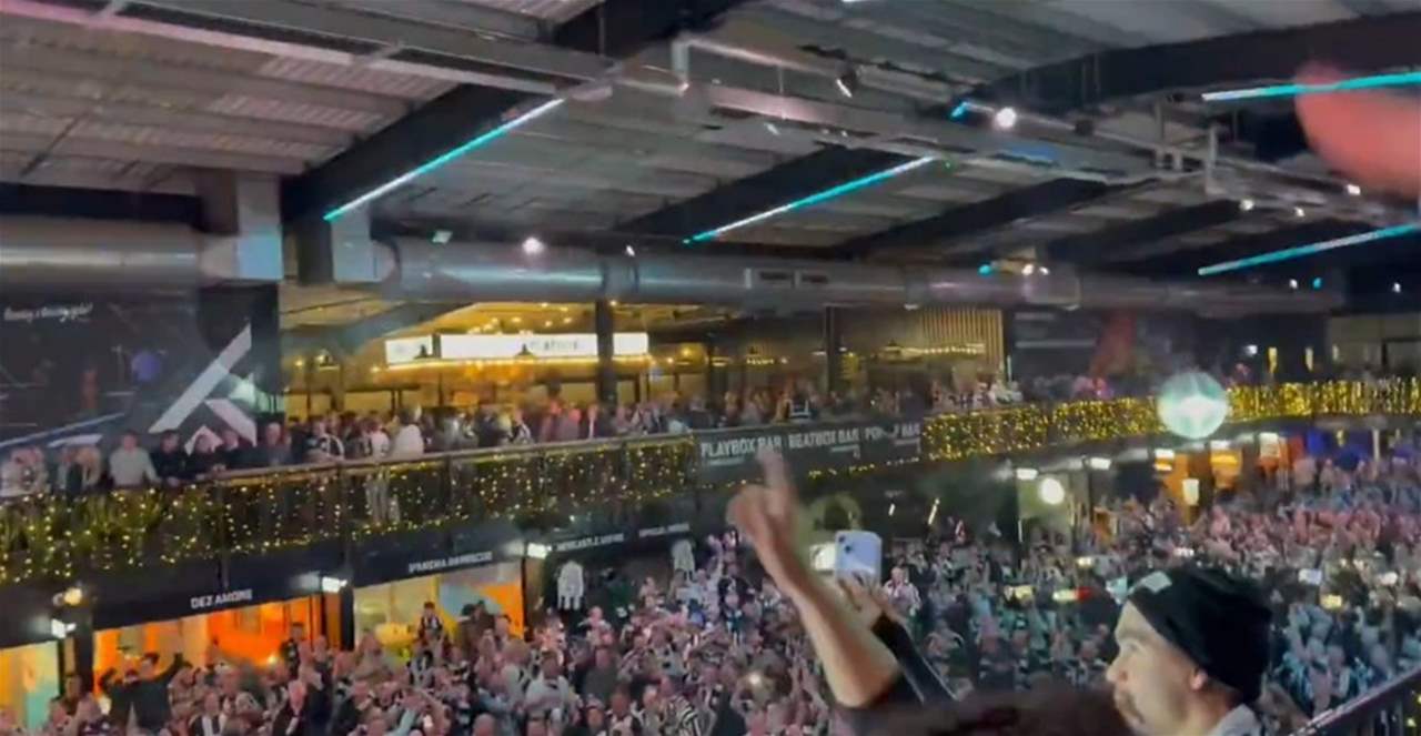 فيديو - هكذا احتفل لاعبو نيوكاسل بهزيمة مانشستر يونايتد