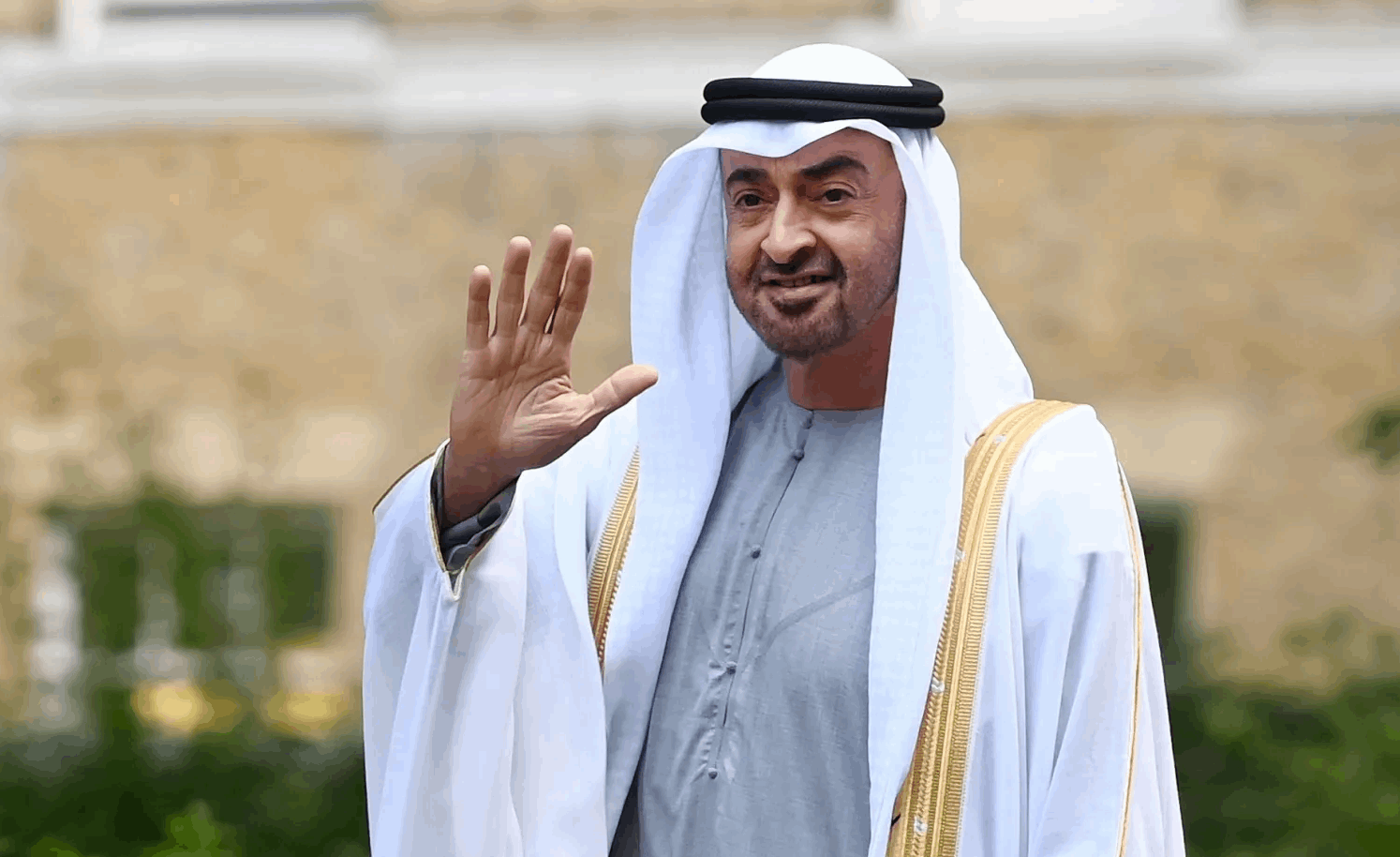 الشيخ محمد بن زايد يزور مصابي الهجمات ويؤكد أولوية سلامة السكان في الإمارات
