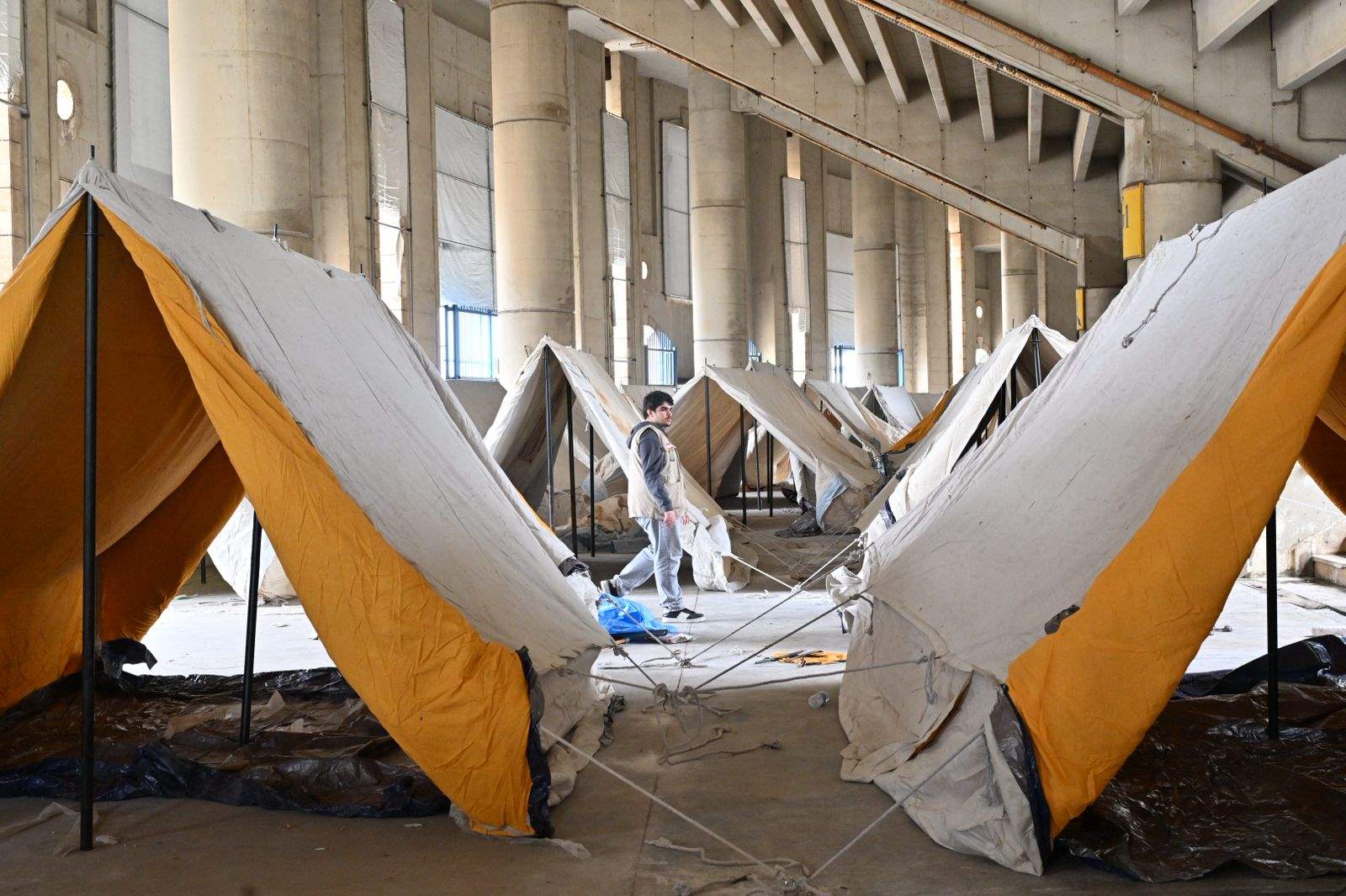 المدينة الرياضية تتجهز لاستقبال النازحين (فيديو)