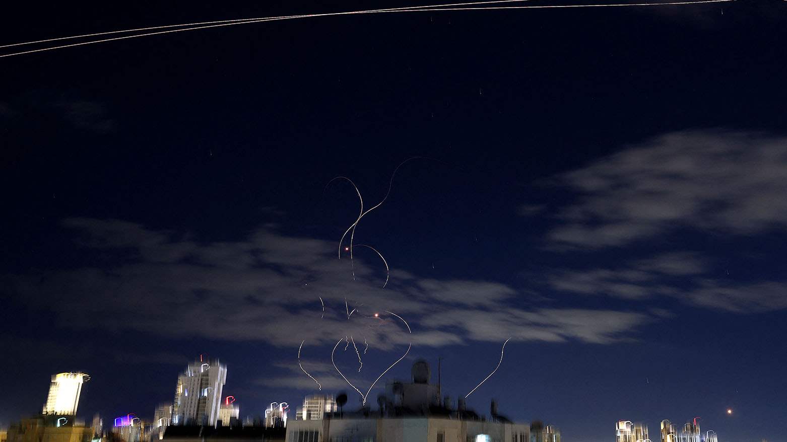 البحرين: هجوم إيراني يتسبب بحريق  في مجمّع المعامير النفطي ولا خسائر بشرية