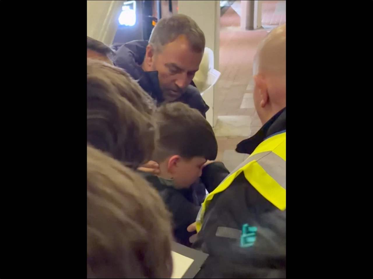  مقطع فيديو رائع لانسانية هانسي فليك مع أحد الأطفال