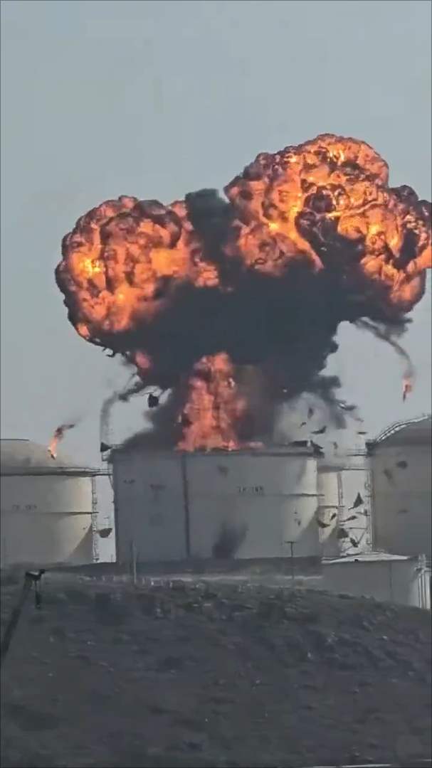 لحظة استهداف خزانات النفط في عُمان (فيديو)