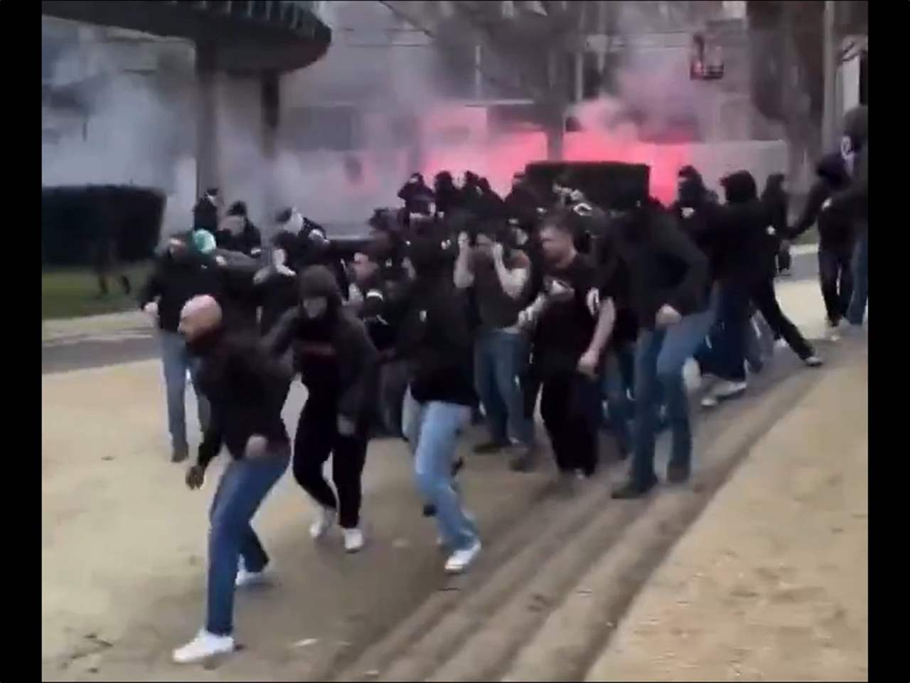 فيديو - اشتباكات في الشارع تسبق تعادلاً سلبياً في الدوري الفرنسي