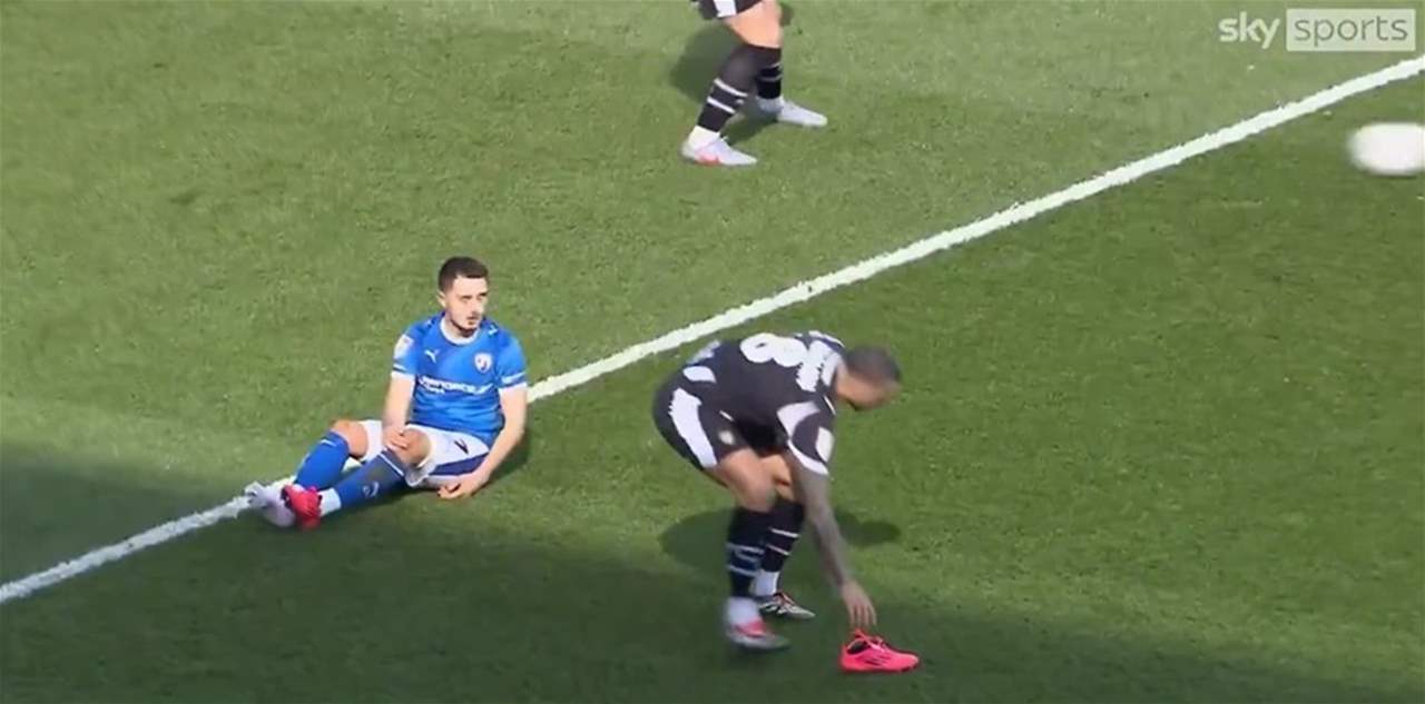 فيديو - أغرب حالات الطرد: حذاء لاعب يتسبب بطرد منافسه