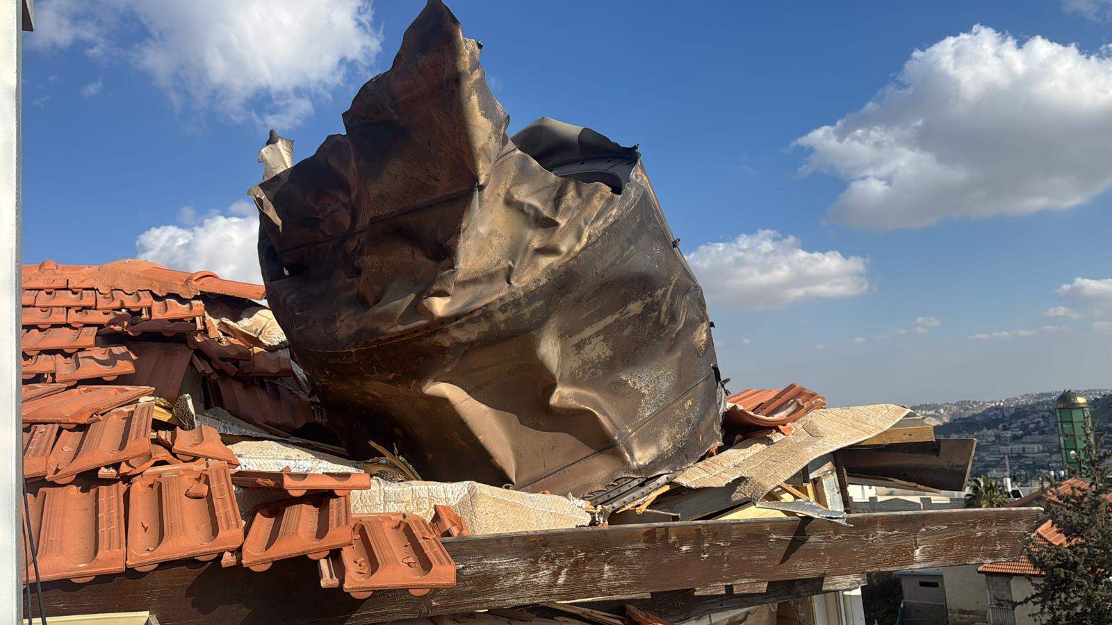 سقوط بقايا صاروخ على سطح مبنى في القدس الشرقية