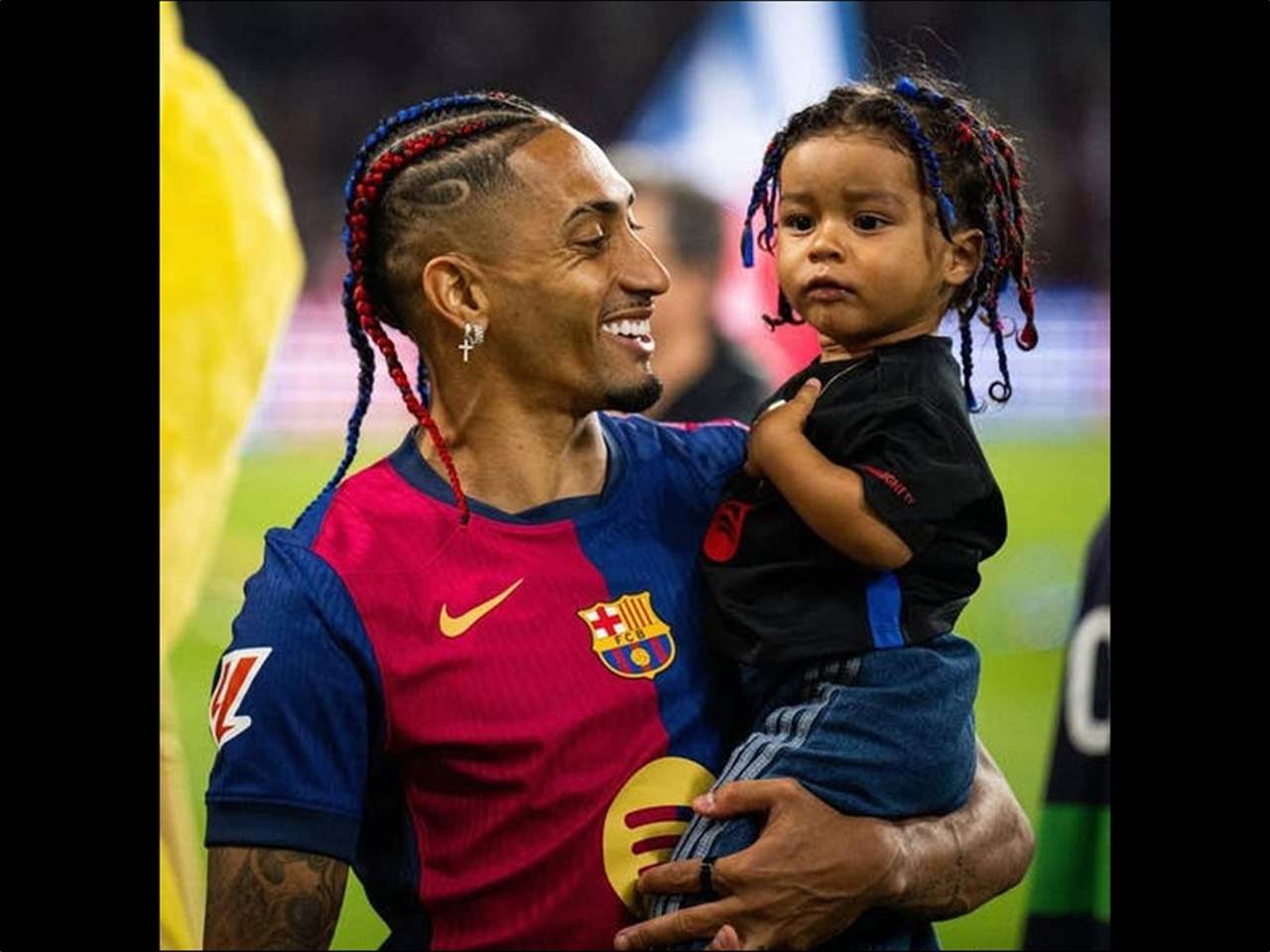 فيديو - رافينيا يقدّم كرة "الهاتريك" الى نجله غايل