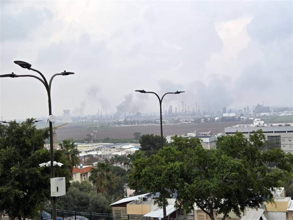 بالفيديو.. صاروخ إيراني يصيب مصافي نفط حيفا