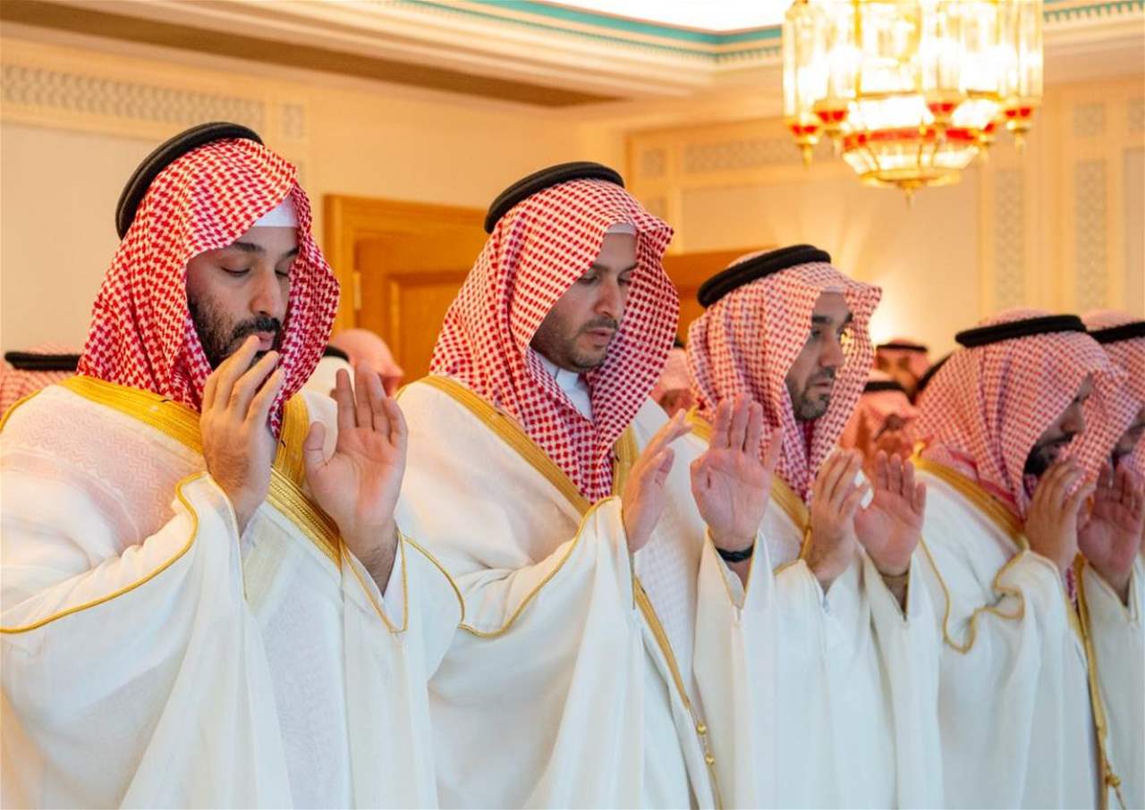 ولي العهد السعودي يؤدي صلاة عيد الفطر