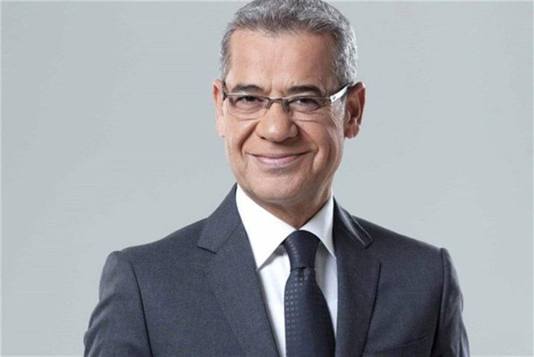 مصطفى الآغا يوثق لحظة مؤثرة مع والدته في المستشفى